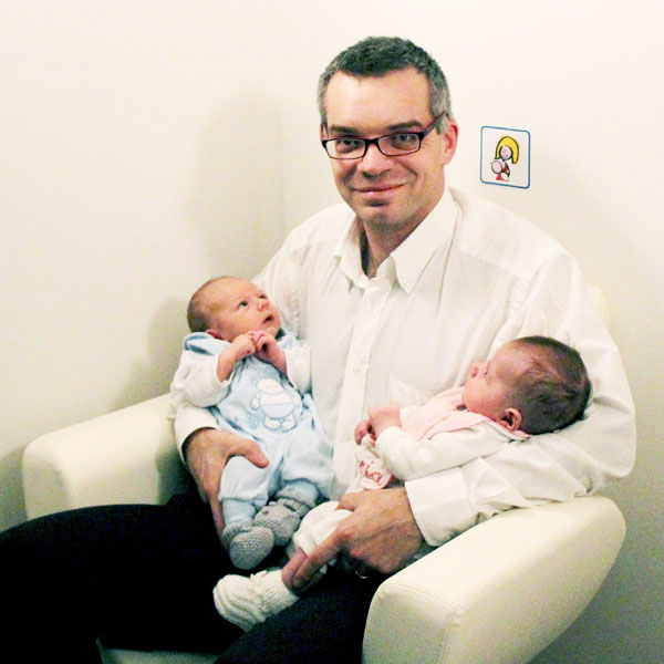 Poltrona per allattamento gemelli - Breastfeeding armchair for twins - Stillstuhl für Zwillinge - Sillón de lactancia para gemelos - Fauteuil d'allaitement pour jumeaux